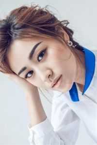 青山秋色暗，灯寒花岁短精彩