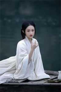 满梧桐月，徘徊缺明结局